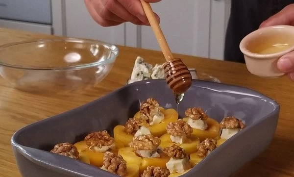 Полить медом и выпекать в разогретой до 180 градусов духовке 15 минут. Приятного аппетита!