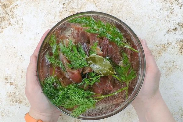 Готовую засоленную икру вынуть из рассола, добавить нарезанный кольцами лук, залить растительным маслом. 