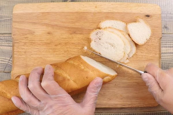 Багет нарезать тонкими пластинками.