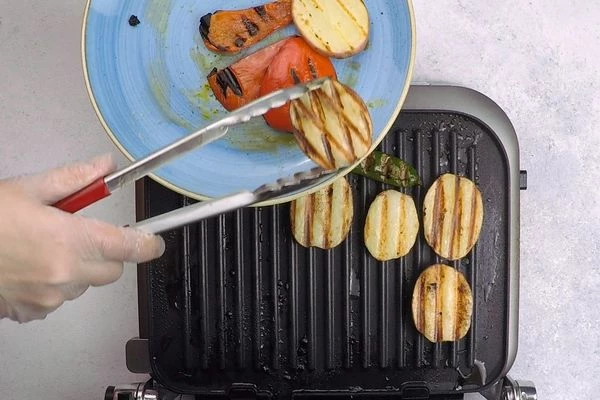  Отдельно обжарить овощи.