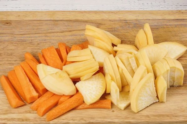 Морковь нарезать брусочками (можно кружочками), репу разрезать на четыре части, потом нарезать пластиками.