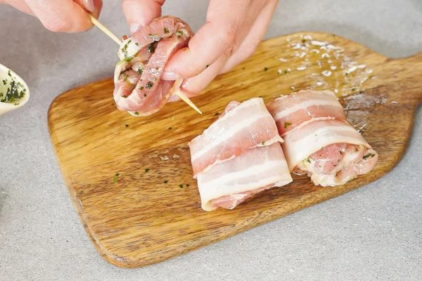 Рулетики нанизать на шпажку.