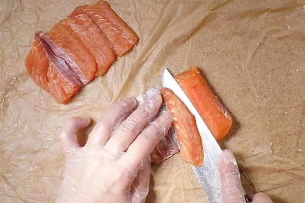 Нарезать на порционные пластики.