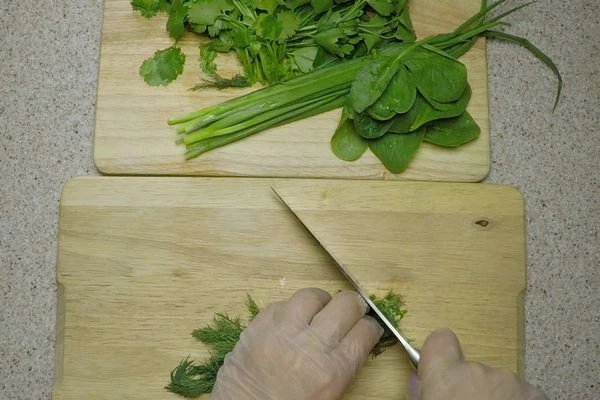 Для начинки: зелень мелко порубить. Перед тем, как выкладывать начинку, немного посолить, сбрызнуть растительным маслом и перемешать. (заранее не солить, чтобы зелень не успела дать сок). 