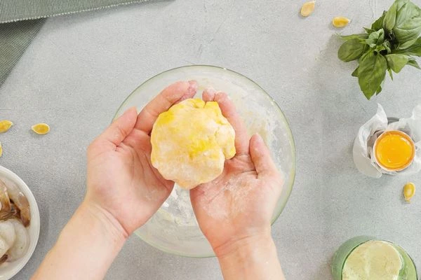 Вымесить гладкое тесто.