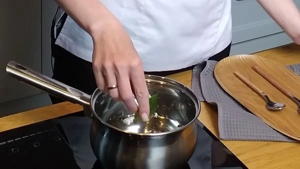 В сотейнике смешать воду, соль и специи, поставить на огонь, довести до кипения и варить 2-3 минуты. Затем рассол охладить до комнатной температуры.

