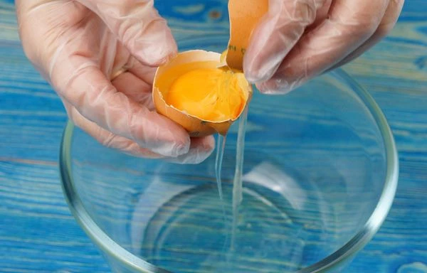 Отделить белки от желтков (нам понадобится только белок).