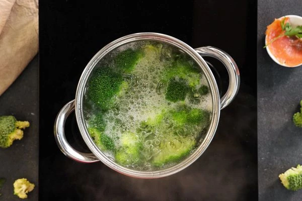 Отварить в кипящей подсоленной воде в течение 3 - 4 минут.