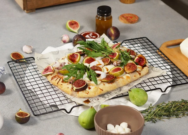 Оформить рукколой, полить бальзамиком и подавать к столу. Приятного аппетита!
