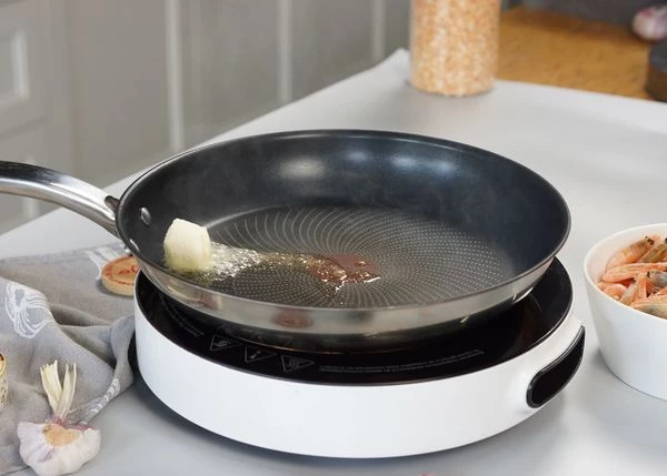 В сковороду налить оливковое масло и добавить сливочное. 