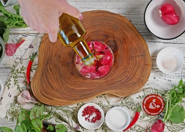 Залить маслом, уксусом и водой.