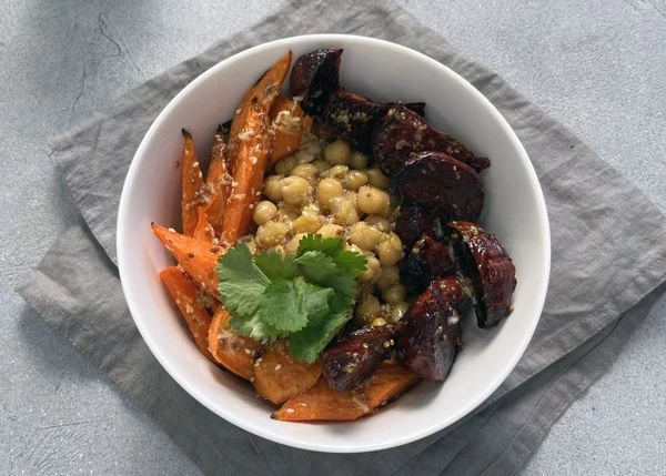 Полить заправкой. Оформить кинзой. Приятного аппетита!
