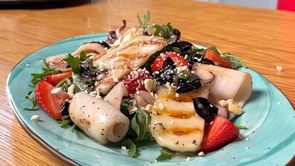 Салат с кальмарами и клубникой