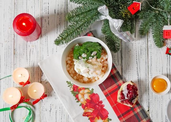 Шпинат разморозить на нижней полке холодильника, выложить на сито, затем отжать от лишней влаги. Креветки разморозить, отварить, нарезать. 
Для начинки смешать творожный сыр, креветки, соль и шпинат.
