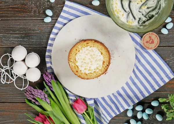 Выложить начинку в углубление в куличе.