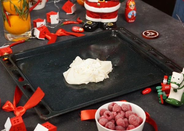 Тесто фило разморозить. Выложить 2 листочка на противень с пергаментом. Сложить от краев к середине с одной стороны, затем с другой. В середину выложить творог.