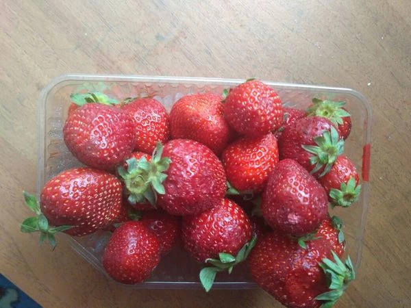 Лук красный нарезать тонкими перышками, морковь нарезать соломкой. Грейпфрут очистить от кожуры, разрезать на дольки, удалить белые пластинки. Мясо краба нарезать на небольшие полоски.