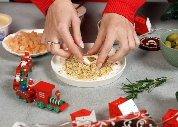В творожный сыр завернуть грецкий орех, обвалять в нарезанном грецком орехе. 