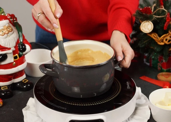 В кастрюле или сотейнике смешать мед, сахар, имбирь, корицу, разрыхлитель и соль. На медленном огне довести массу до карамельного цвета. 