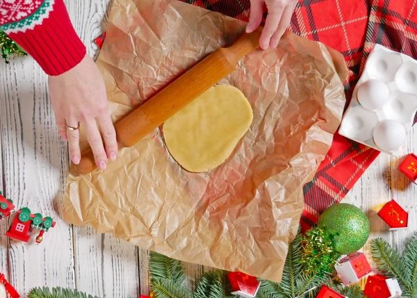 Раскатать до толщины 2-3 мм, наколоть вилкой. Выпекать на пергаменте в разогретой до 180 градусов духовке в течение 5 минут. У нас получилось 16 квадратных коржей.
