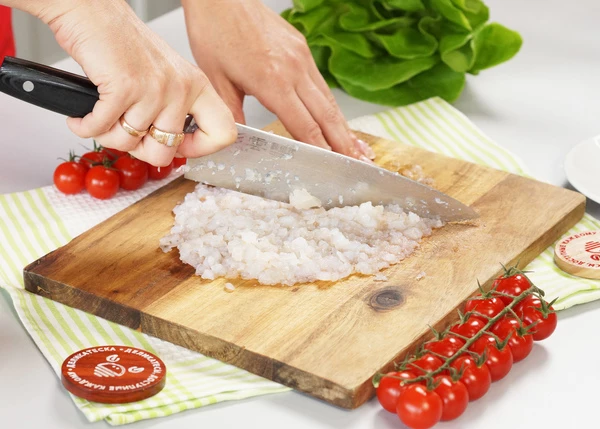 Креветки разморозить на нижней полке холодильника. Порубить ножом в фарш. 