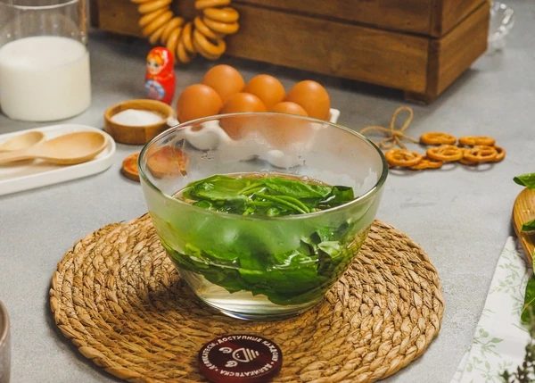 Шпинат вымыть, обдать кипятком. Воду слить. 
