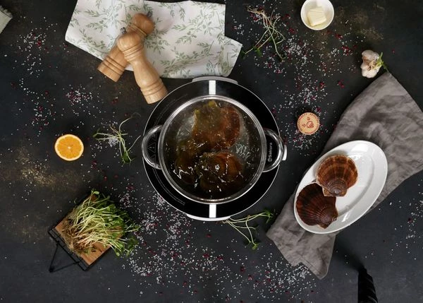 В подсоленной воде отварить гребешки в течение 1,5-2 минут. 