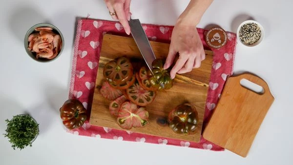 Томаты вымыть, нарезать кружочками толщиной 0,5 см. 