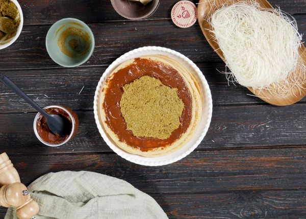 Затем выложить фисташковую начинку. 