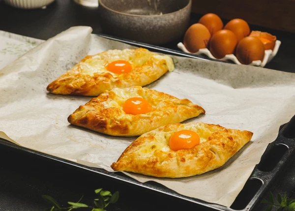 Достать выложить в центр желток.