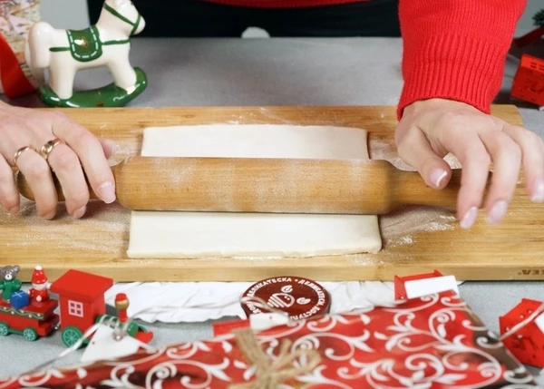 Тесто разморозить. Раскатать с мукой до толщины 4-5 мм.