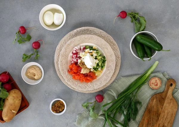 В тарелку добавить хрен, горчицу и сметану по вкусу. 