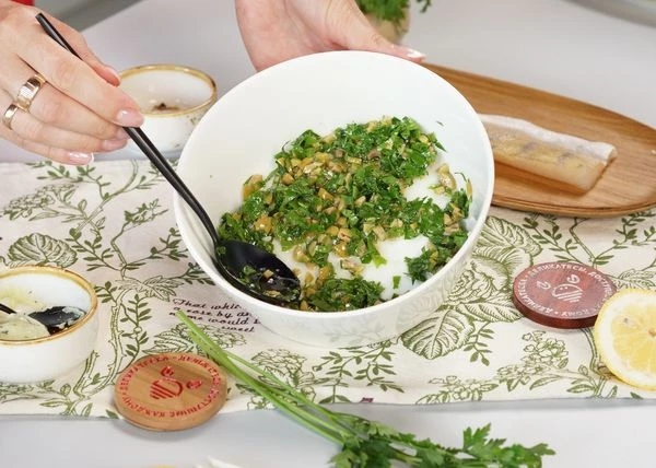 Для сальсы вымыть и нашинковать петрушку, нарезать оливки и чеснок. Все смешать, посолить, добавить оливковое масло.