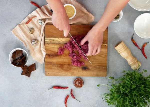 Говядину зачистить от пленок. Нарезать мелким кубиком.