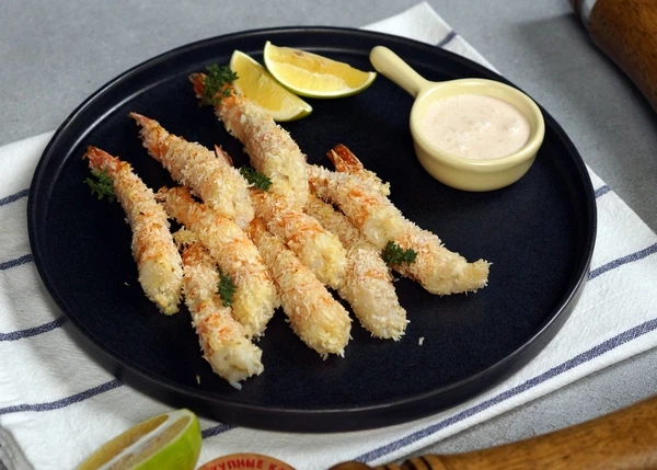 Готовые креветки подавать с соусом. Приятного аппетита! 
