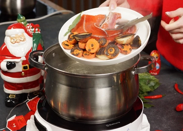 Нерку дефростировать, разделать на филе. Филе нарезать на порционные кусочки. Из головы и хребта сварить бульон, с добавлением лавра, обожженной моркови и лука. 