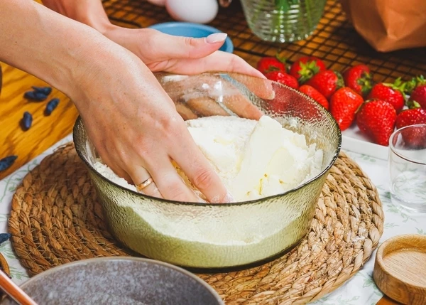 Для теста смешать муку, соль, сахар, разрыхлитель, добавить масло, хорошо перемешать. Затем желтки и уксус.