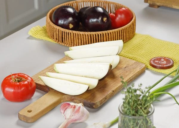 Баклажаны вымыть, нарезать на одинаковые сегменты.