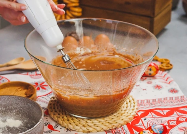 Для блинов смешать теплое молоко, яйца, сахар, соль, муку, какао. Взбить миксером. Затем влить растительное масло и снова взбить. Тесто должно быть похоже на жидкую сметану. 