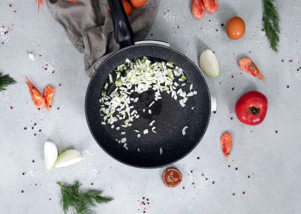 Репчатый лук очистить, нарезать мелким кубиком, обжарить на оливковом масле в течение 1-2 минут.