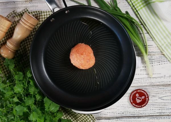 Филе лосося измельчить в блендере, посолить, разделить пополам. Сформировать 2 шарика. В нагретую сковороду с маслом выложить 1 шарик фарша.