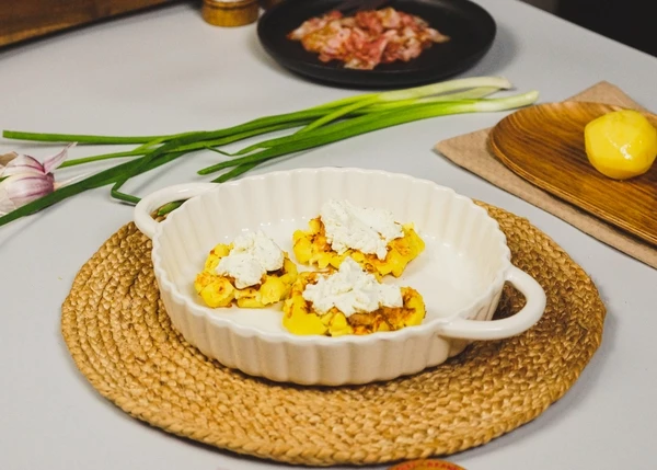 На тарелку для подачи выложить картофельные вафли, на них творожный сыр. 