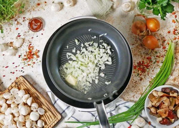 Лук очистить, нарезать мелким кубиком. Обжарить на сливочном масле. 
