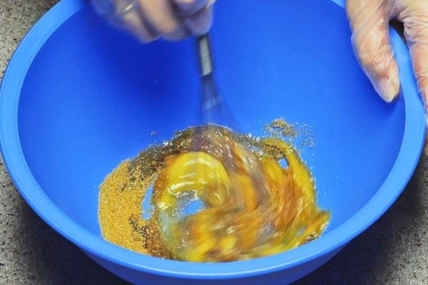 В глубокой чашке взбить яйца с коричневым сахаром.