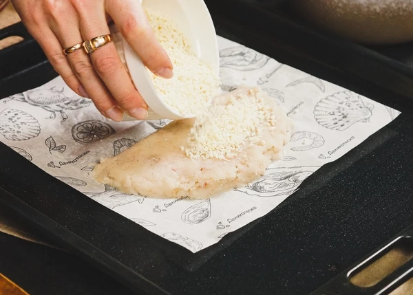 Посыпать сухарями. 