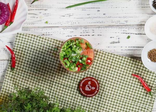 Лосось смешать со специями, нарезанным зеленым луком и перцем чили.