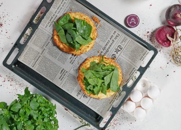 Выложить сверху нарезанный шпинат, посыпать сыром. Поставить в духовку на 2 минуты. 