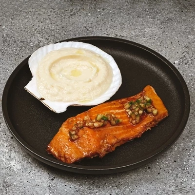 Лосось унаги с пюре из цветной капусты и корнем сельдерея 300г-0}