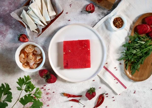 Арбуз нарезать квадратными ломтиками. На тарелку выложить ломтик арбуза.