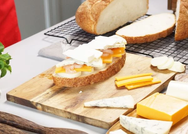 На креветки - Фету и сыр с голубой плесенью. 